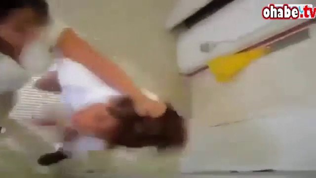 Genç kızların okul tuvaletindeki inanılmaz kavgası!