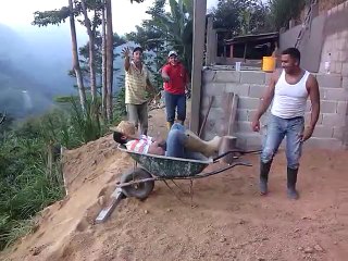 El Arabasında şekerleme yapan adama yapılan eşek şakası