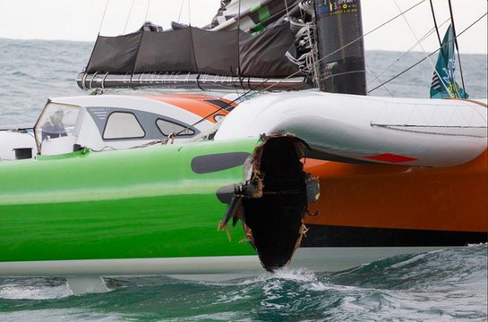 Sodebo Ultim' de Thomas Coville en approche de Roscoff après son avarie