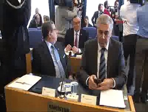 MALİYE BAKANI'NA CHP'Lİ VEKİLDEN DÖVİZLİ PROTESTO