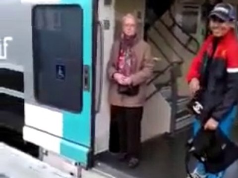 Le RER-Surfing : s'accrocher à l'extérieur d'un train du RER