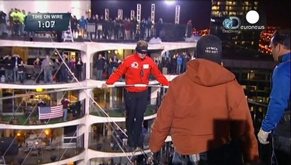 Bendato su una corda, sospesa fra i grattacieli. Wallenda da vertigini