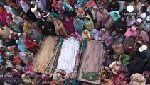 Paquistão enterra os 57 mortos dos atentados