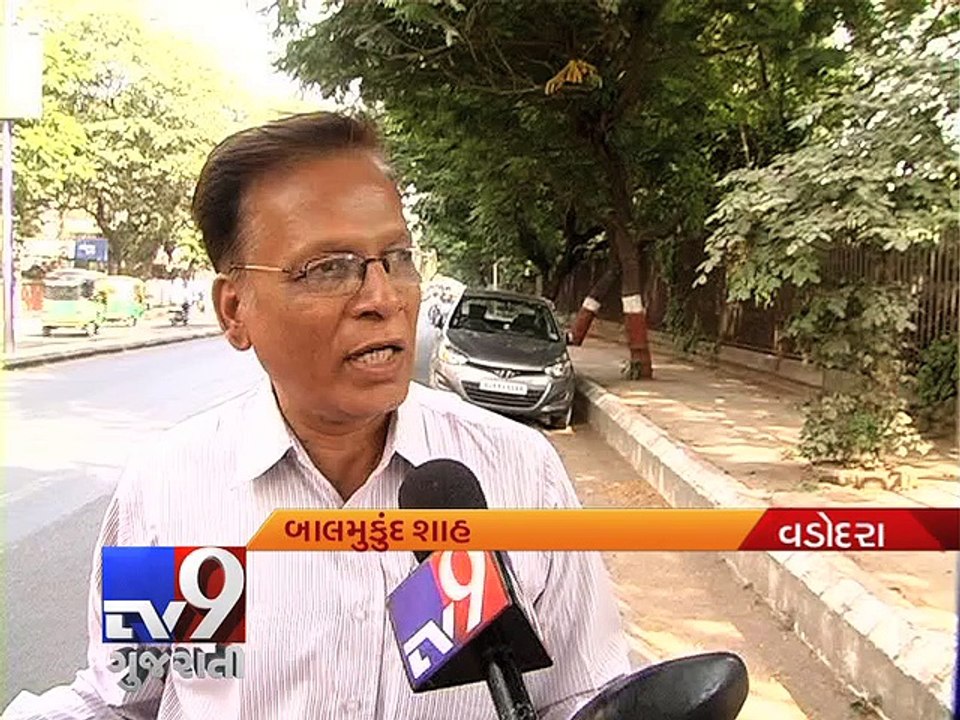 Shocking !!!  Policemen riding bikes without wearing helmets, Vadodara - Tv9 Gujarati