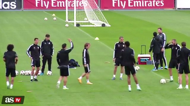 Quand CR7 s'amuse (encore) de James !