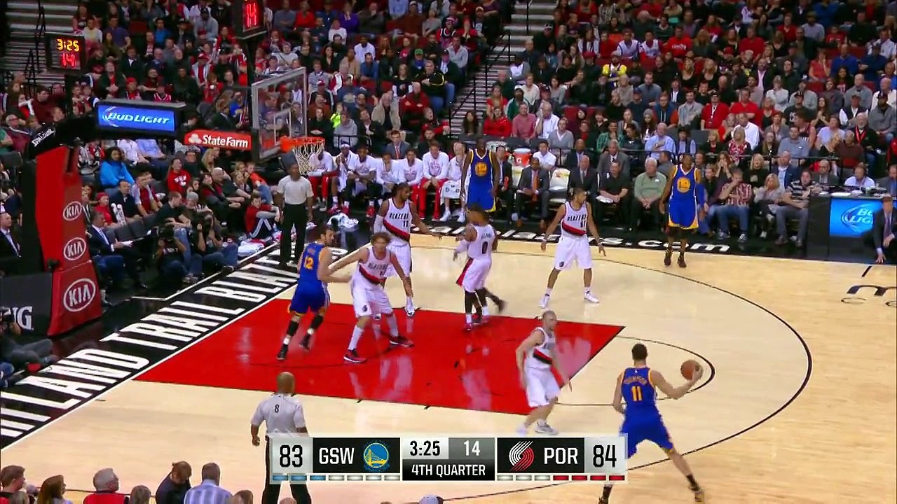 Klay-Thompson Soars Over Robin Lopez to the Rim