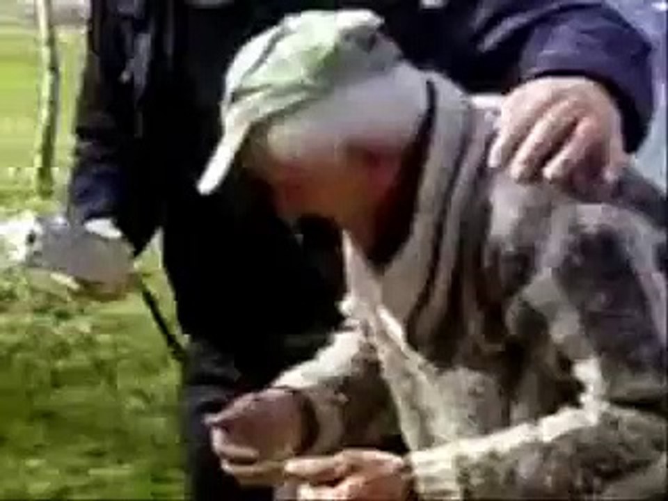 Tellement bourré qu'il cherche à boire dans l'alcootest