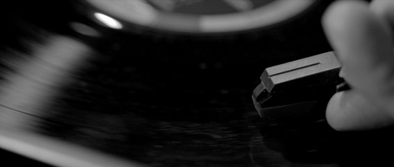 A GIRL WALKS HOME ALONE AT NIGHT - Bande-annonce VOSTF