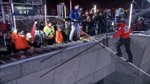 Un equilibrista bate récords al caminar entre rascacielos de Chicago