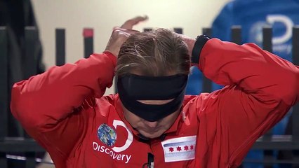 Un funambule entre deux buildings à l'aveugle