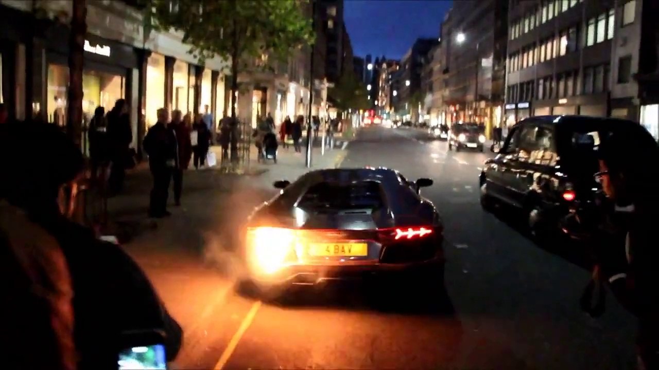 Lamborghini Aventador en feu