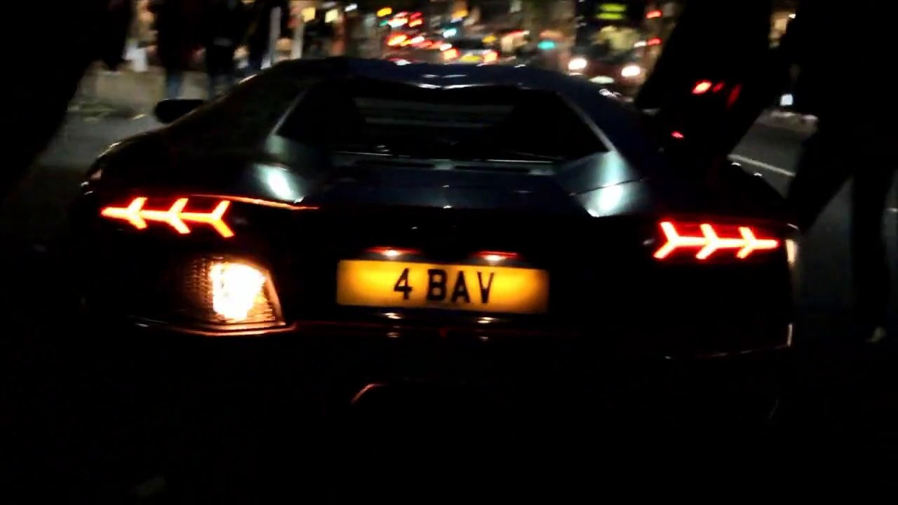 Une Lamborghini Aventador prend feu en plein Londres