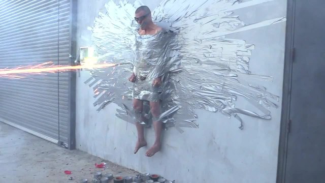 Steve-O Scotché nu sur un mur