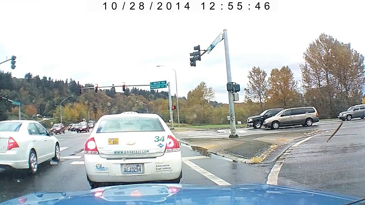 Une voiture Nissan 350z fait un 360 sur l'autoroute