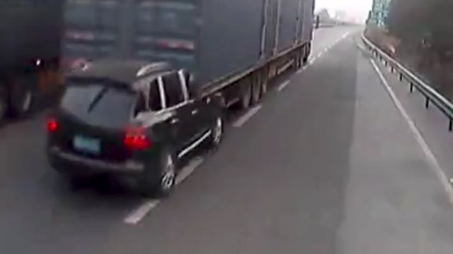 Porsche Cayenne dragged on road for miles after tailgating truck
