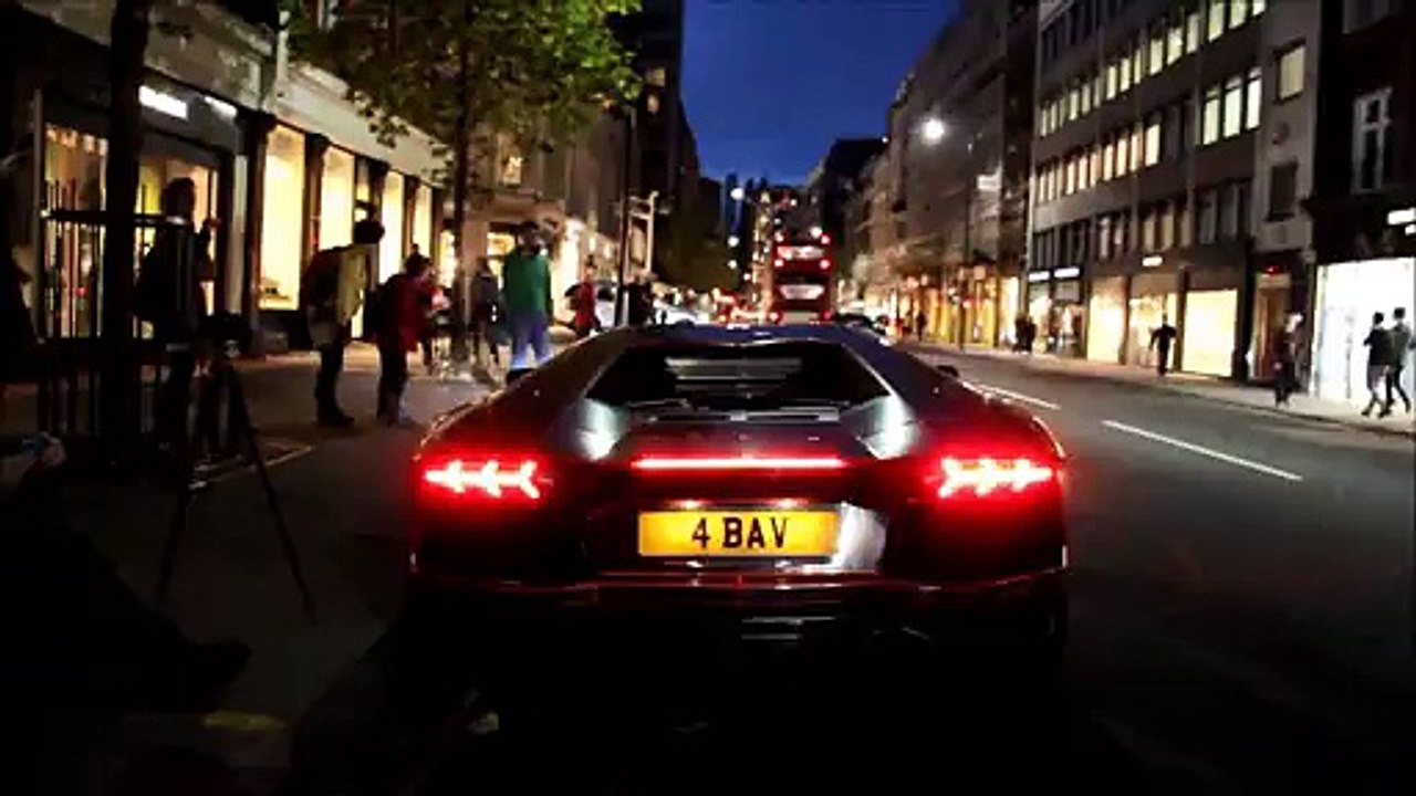 Une Lamborghini Aventador prend feu dans le centre de Londres.