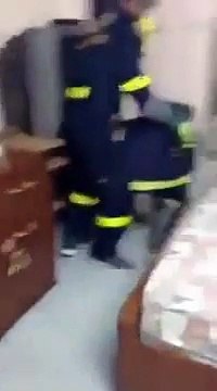 Pompiers Vs Serpent en Thaïlande