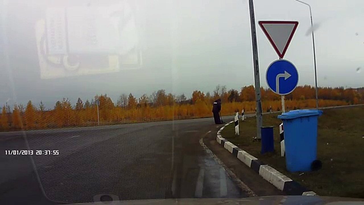 Un homme vole à travers son pare brise après un violent accident