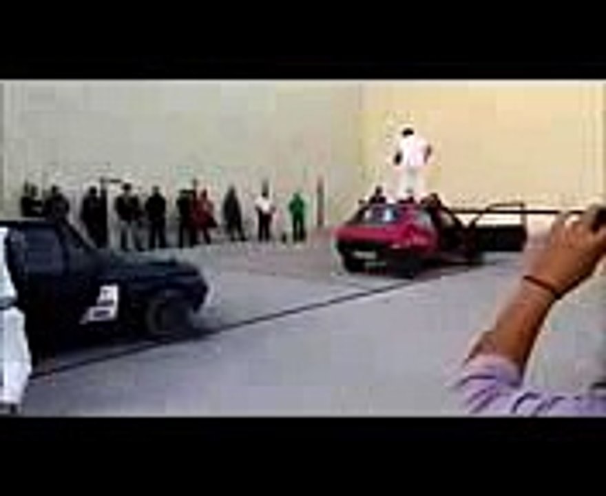 Ces deux mecs s'affrontent dans un défi où il faut découper une voiture à la hache !