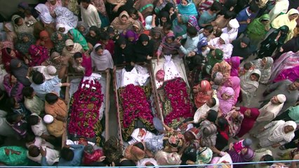 Atentado perto da fronteira Índia-Paquistão deixa 55 mortos