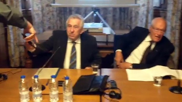 Egon Krenz zit klaar voor zijn lezing - RTV Noord