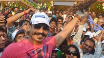 Vivek Oberoi Cleans Juhu Beach For Swachh Bharat Campaign