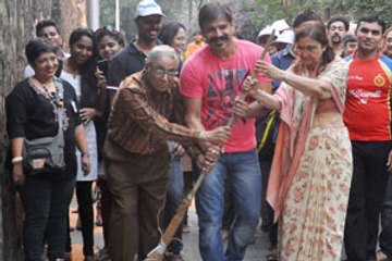 Vivek Oberoi steps up for clean India drive