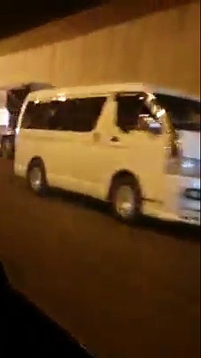 Sans stress avec l'avant de son bus arraché, il roule comme si de rien n'était !
