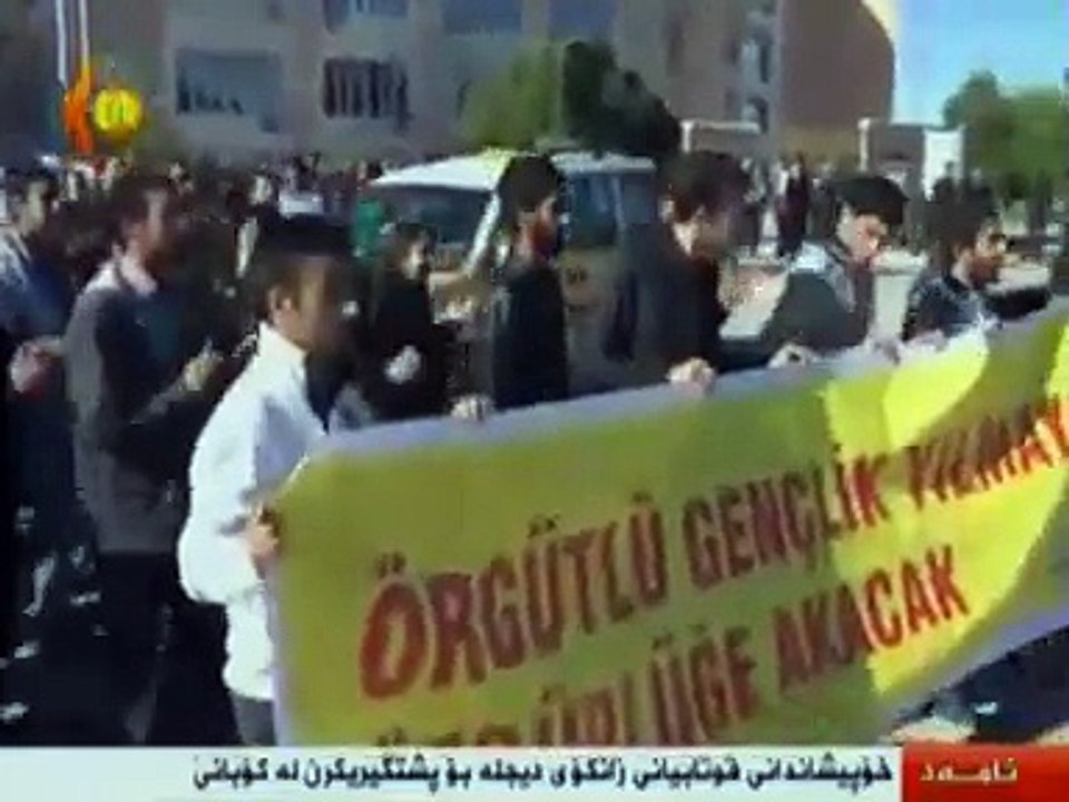 Kobanî. Li Amedê xwendekarin Zanîngeha Dicleyê ji bo hevalên xwe yên girtî çalakî li dar xistin.