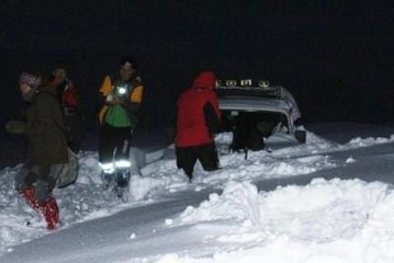 Çamlıhemşin'de 3 Genç Karda Mahsur Kaldı (3)