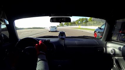 Download Video: Honda S2000 Mugen vs 996 GT3 RS - Dijon Prenois 26 10 2014