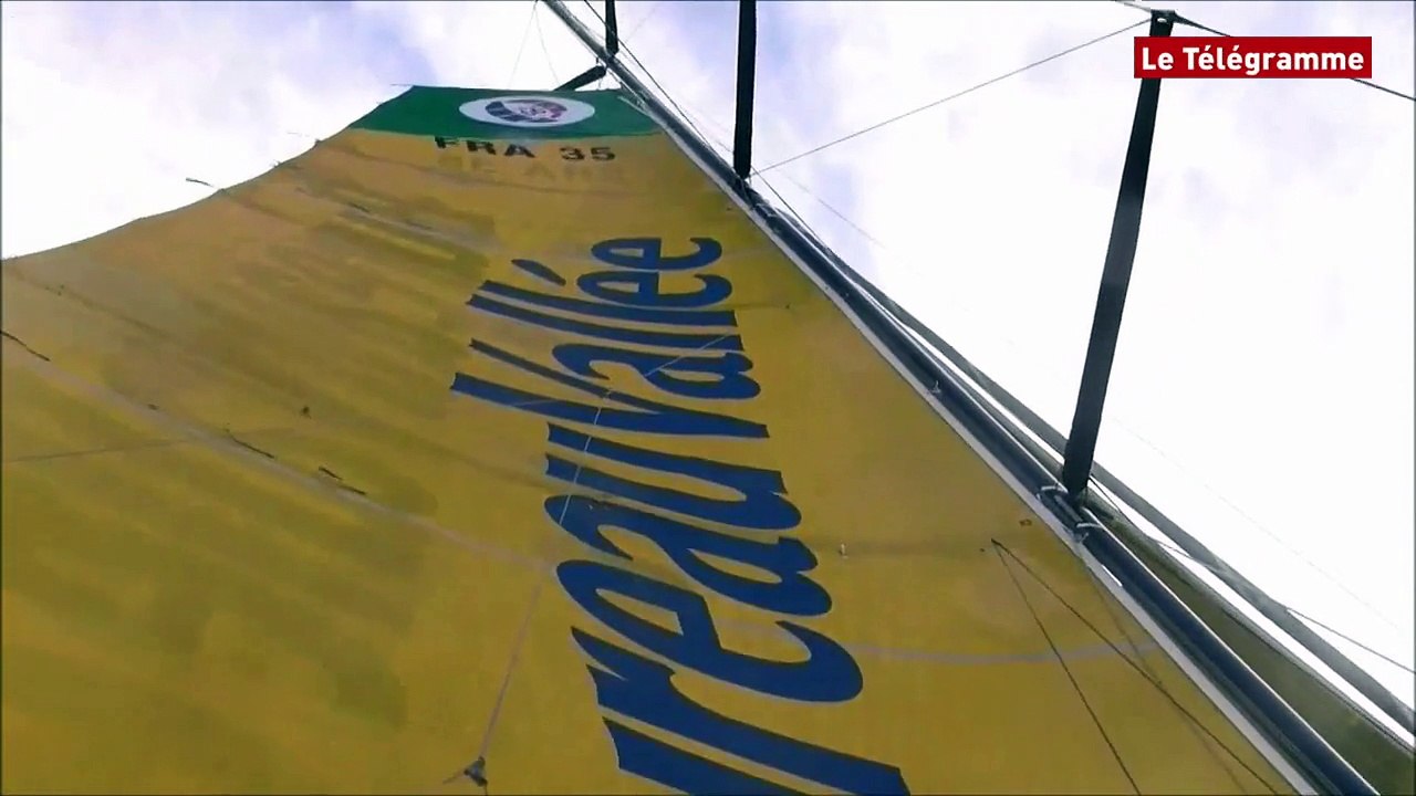 Route du Rhum. J1 : vacation de Louis Burton - Bureau Vallée