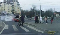 Une voiture manque d'écraser des piétons en Russie