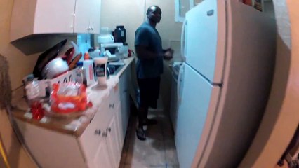 Lutador do UFC 'ostenta' bagunça em sua casa