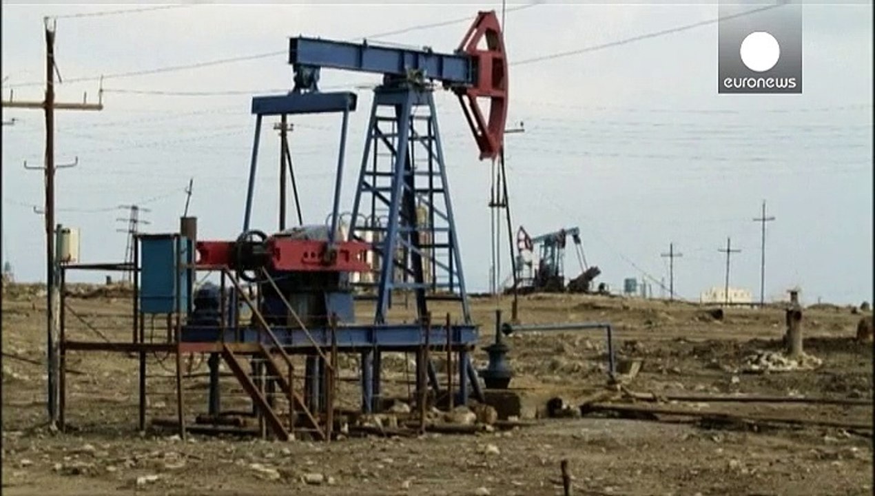 Oil hits four-year low after Saudi Arabia cuts US prices