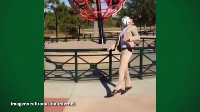 Mostrou habilidade! Edu Gaspar bate bola com Mickey Mouse