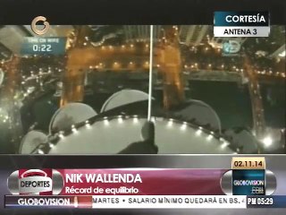Acróbata caminó con sus ojos vendados por cuerda floja
