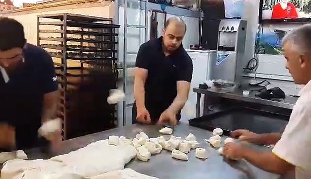 Fırın ustasının hamur kesişine ve dakikliğine hayran kalacaksınız