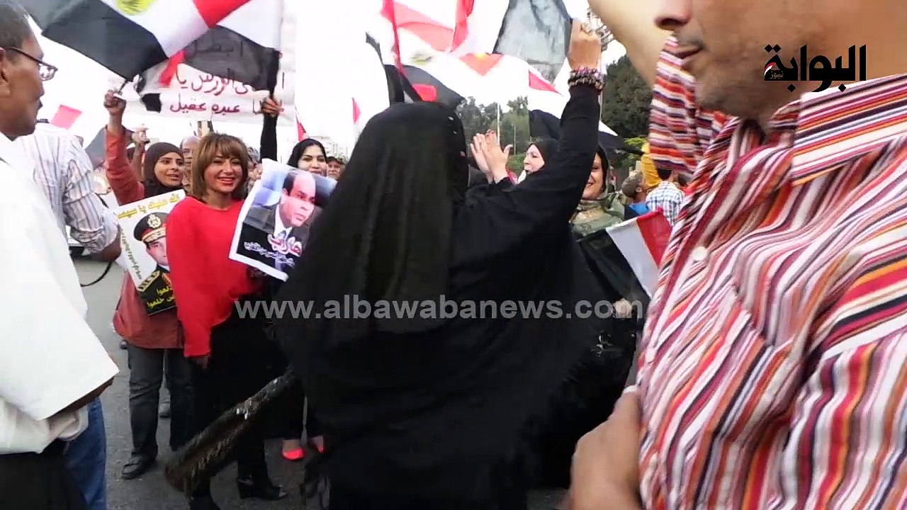 سيدة مُسنة ترقص على بشرة خير أمام النصب التذكارى
