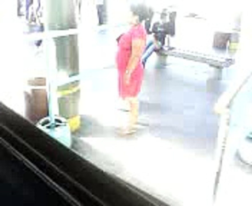 Homem caído no chão de terminal do Papicu