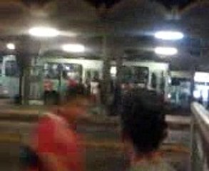 Passageira come pipoca enquanto espera ônibus