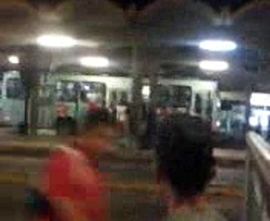 Passageira come pipoca enquanto espera ônibus