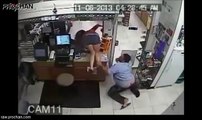 Hot Girl vs Fat Clerk - robbery caught on camera