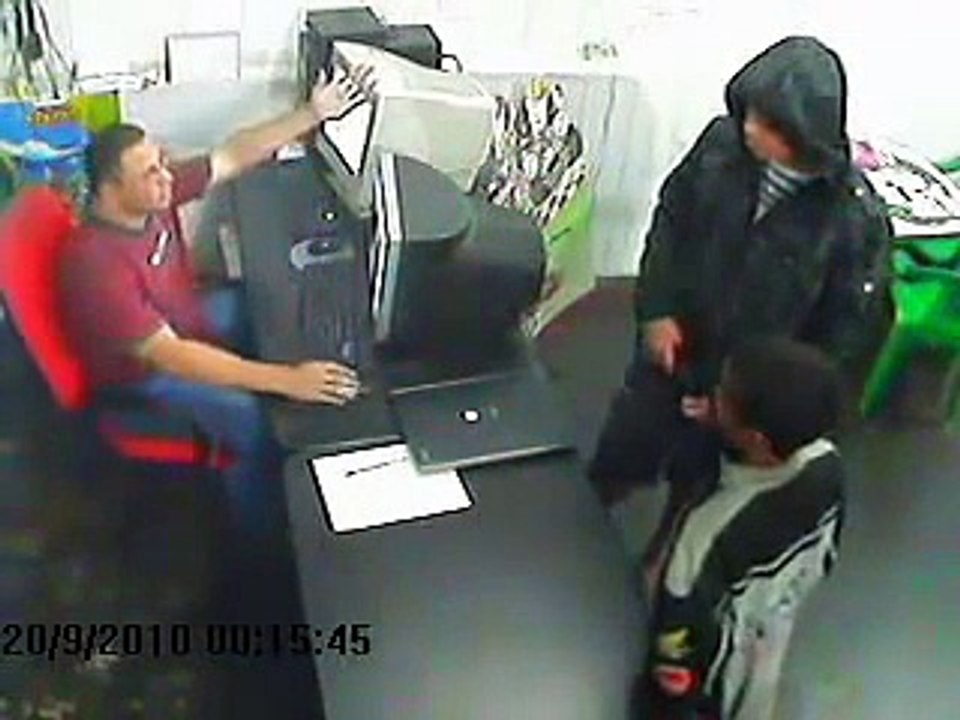 ROBBER FAIL - STUPID ROBBER SHOT ON HIS OWN HAND