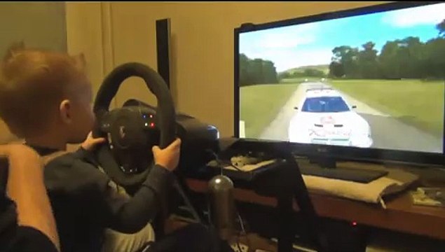 Un enfant de 3 ans joue à un jeu de simulation de Rallye