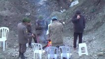 Ermenek'te Nöbet Tutan Güvenlik Güçleri Ateş Yakarak Isınıyor