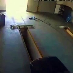 Tamir Çukuruna Düşen Şaşkın Tamirci