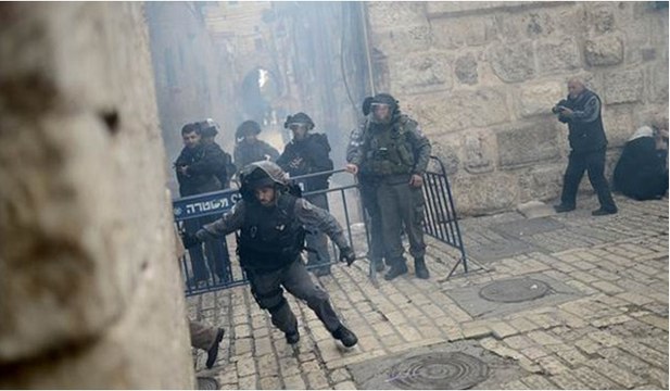 İsrail askerleri postallarıyla Mescid-i Aksa'ya girdi