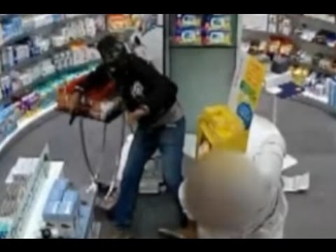 Napoli - Sparò a farmacista, arrestato rapinatore -il filmato- (04.11.4)