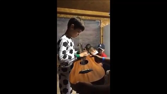 Félix joue du blues un soir de pluie au camp